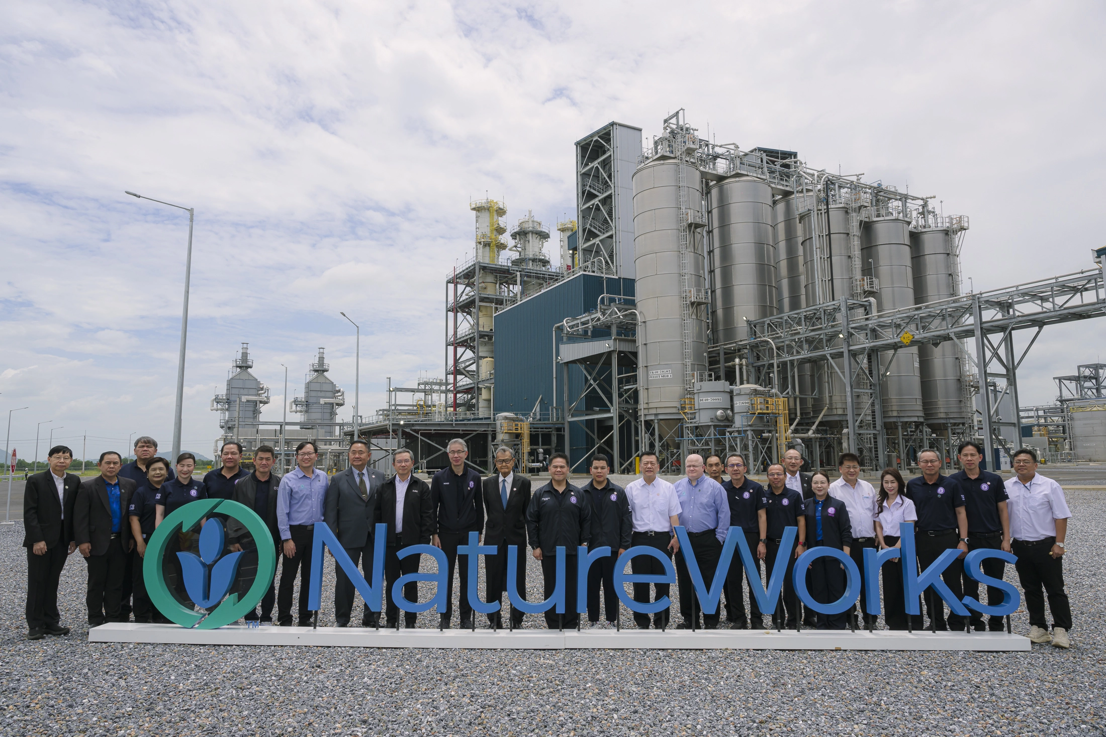 Thailand’s Minister of Industry, Mr. Varawut Silpa-archa, joins Ministry delegates and NatureWorks leaders at the company’s new manufacturing facility at the Nakhon Sawan Biocomplex.
